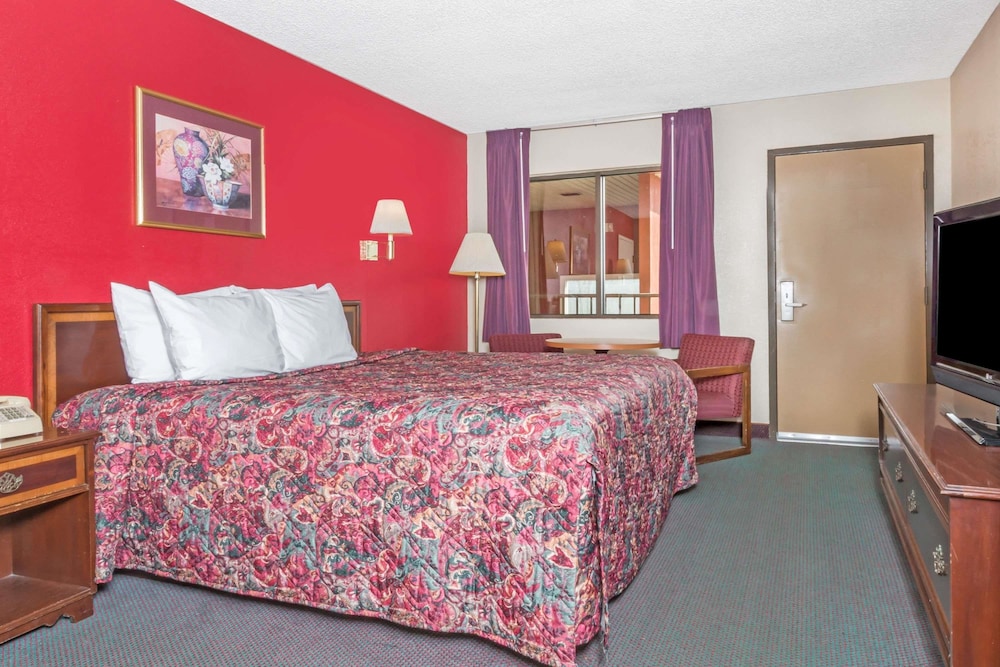 Standard Room, 1 King Bed, Non Smoking - Photo 4