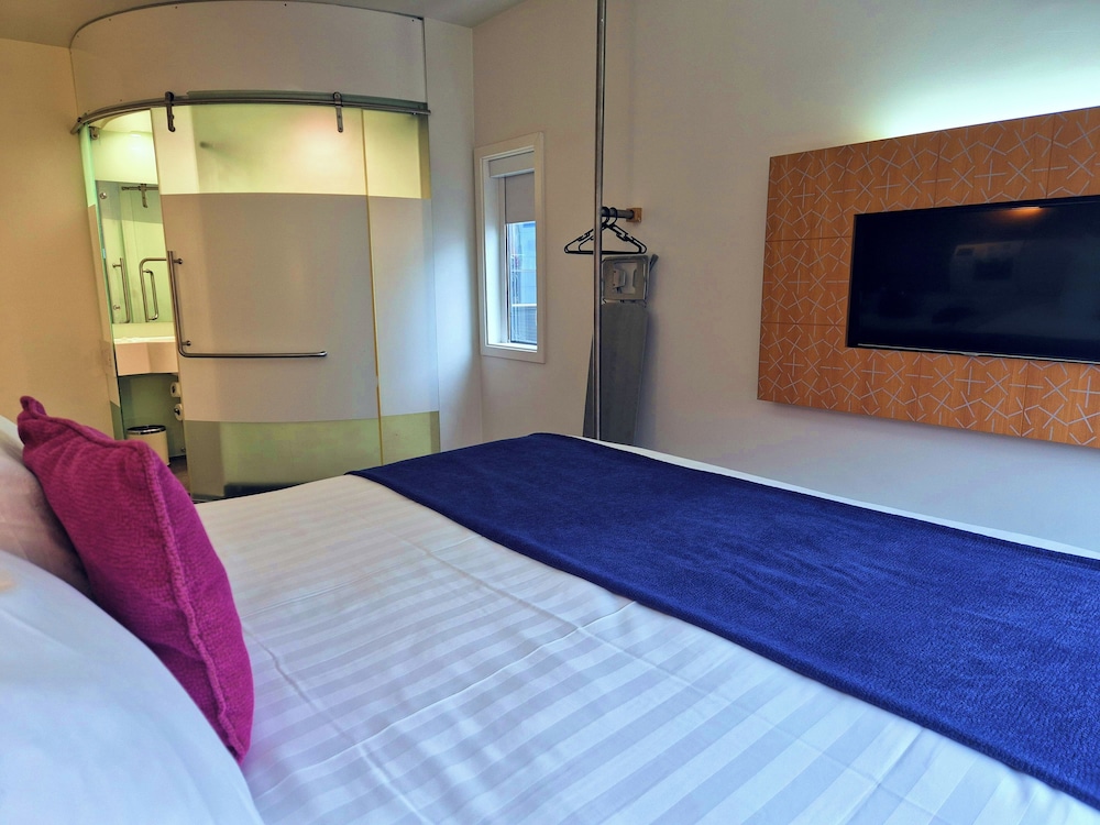Standard Room, 1 King Bed thumbnail 5