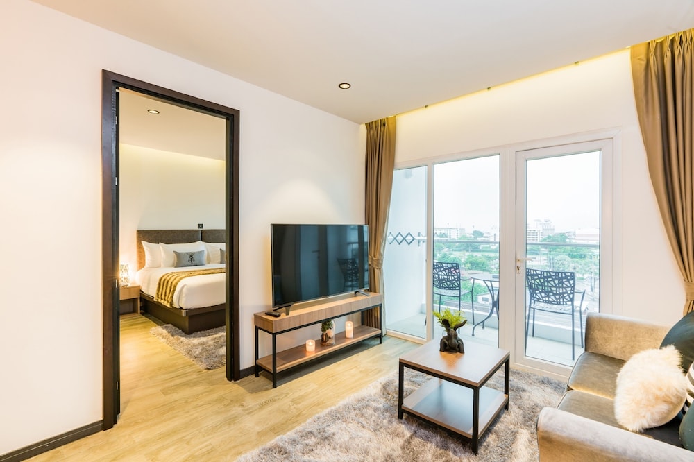 Deluxe Suite, 1 King Bed, Balcony photo 2
