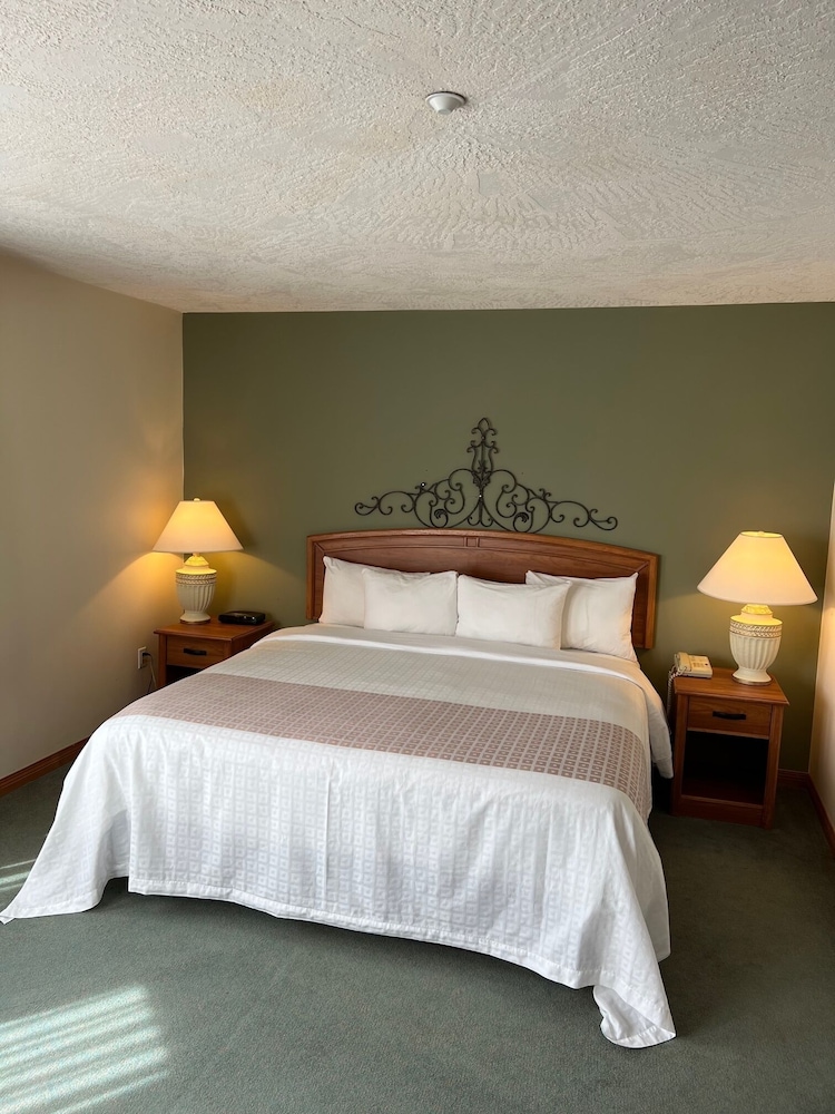 Suite, 1 King Bed with Sofa bed (Maple) photo 3