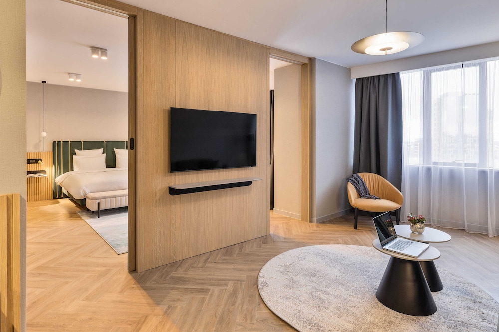 Junior Suite, 1 King Bed with Sofa bed - Photo 2