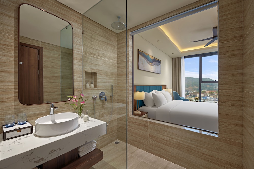 Suite Double Room with Oceanview Balcony - Photo 5