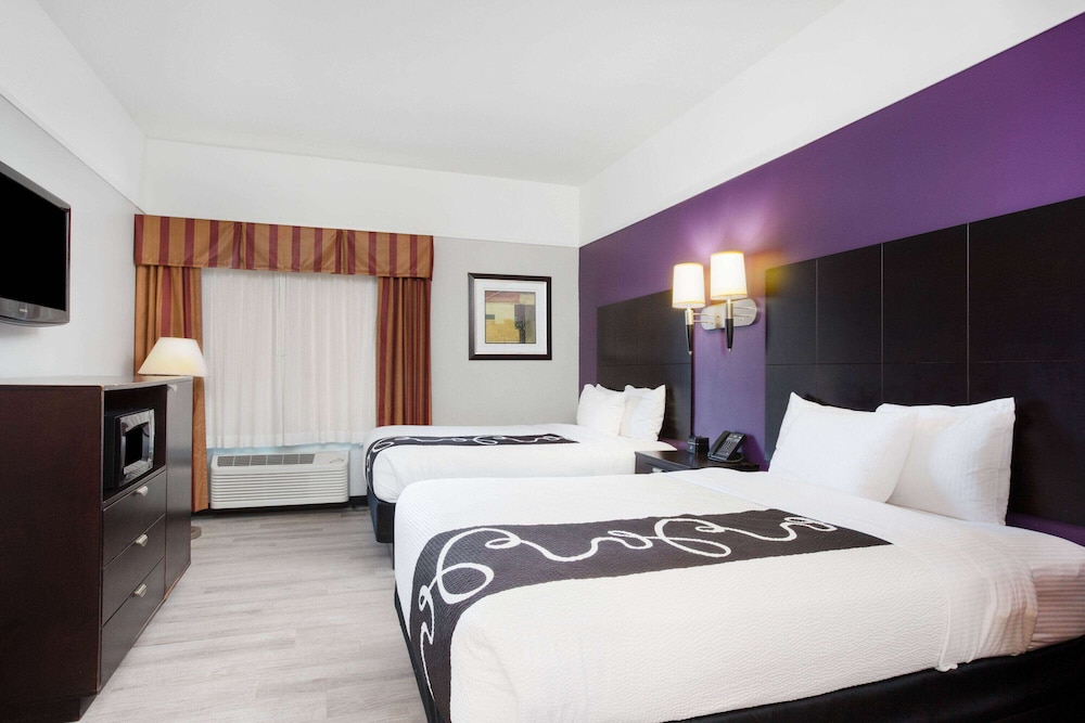 Room, 2 Queen Beds, Non Smoking - Photo 9