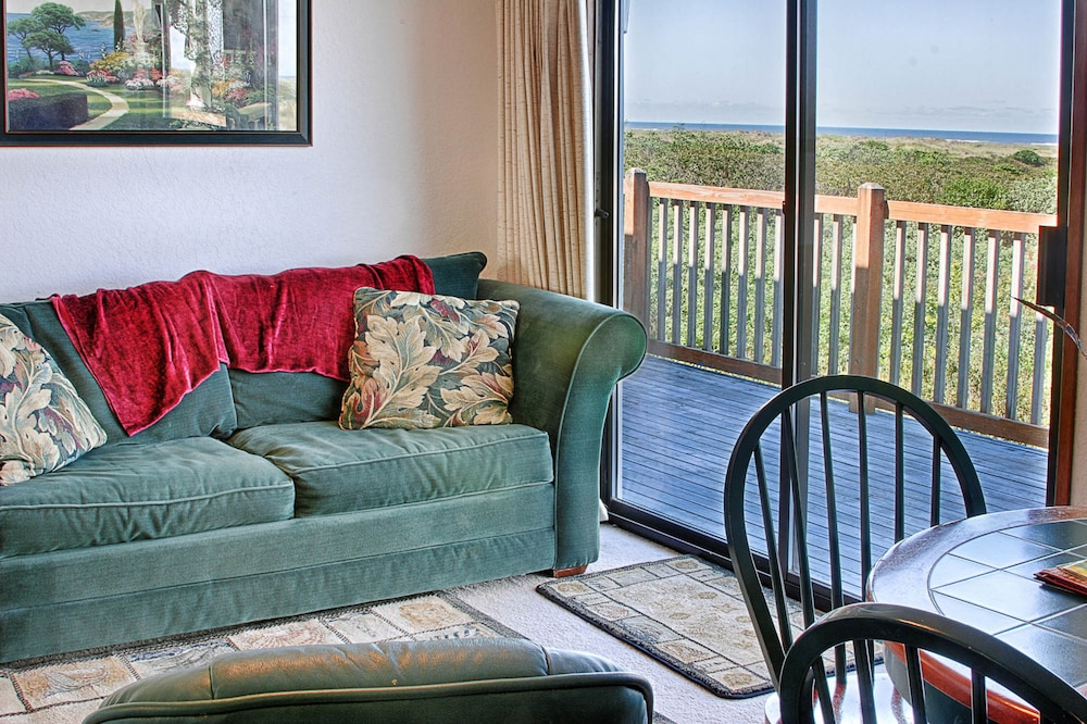 Deluxe Condo, Oceanfront photo 3