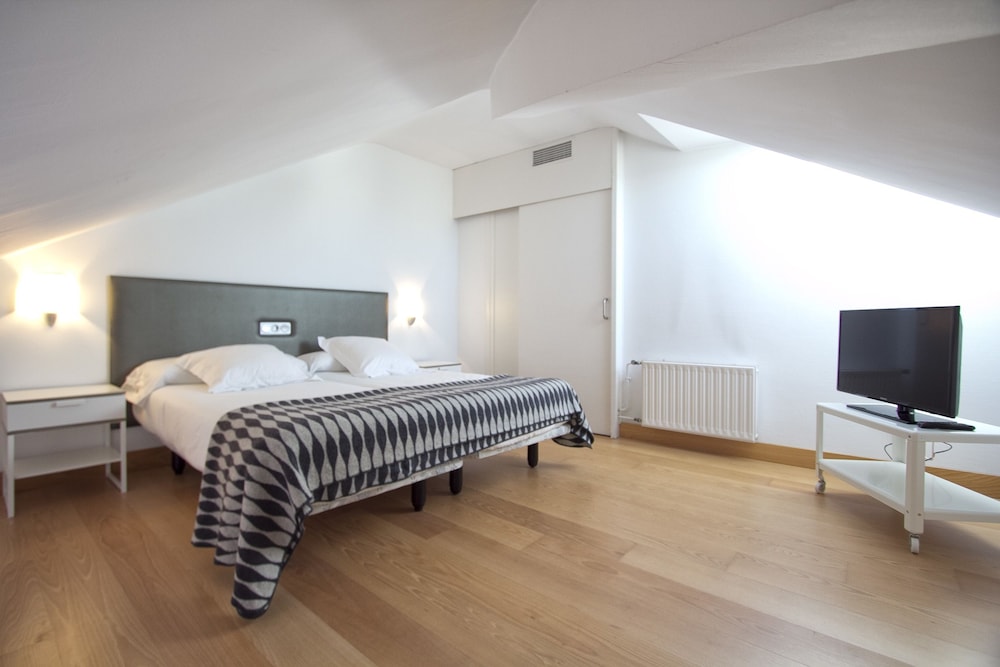 Apartment (6A) - Photo 2