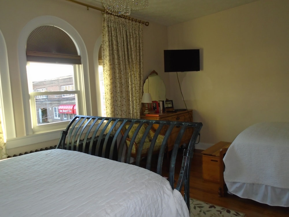 Italian Room with 1 Queen and 1 Double Bed photo 2