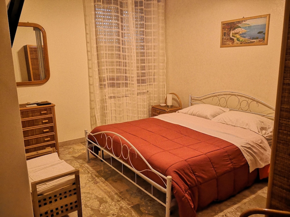 Comfort Room, Accessible, Courtyard View