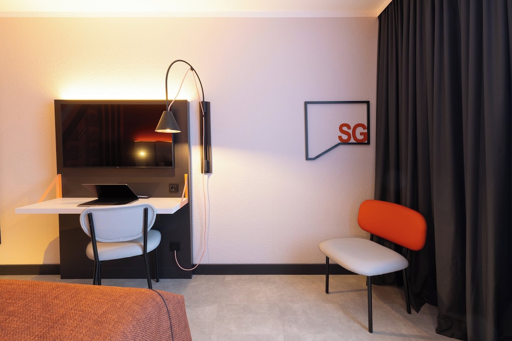 Premium Room, 1 Queen Bed - Photo 9