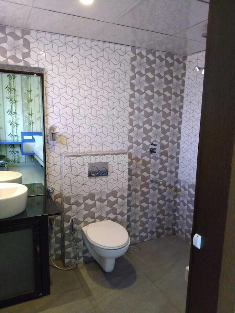 Deluxe Double Room, 1 King Bed photo 2