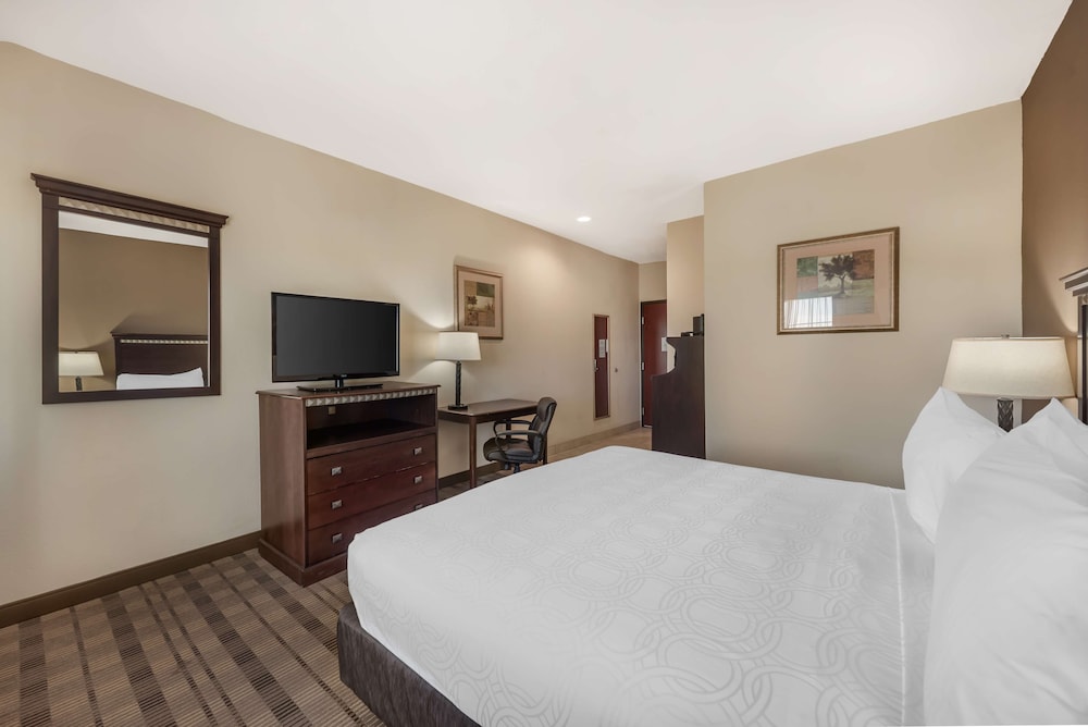Standard Room, 1 King Bed, Accessible, Non Smoking photo 2
