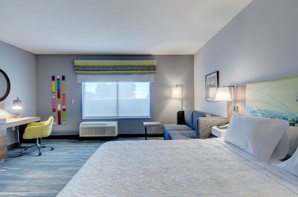 Suite, 1 King Bed, Accessible thumbnail 6