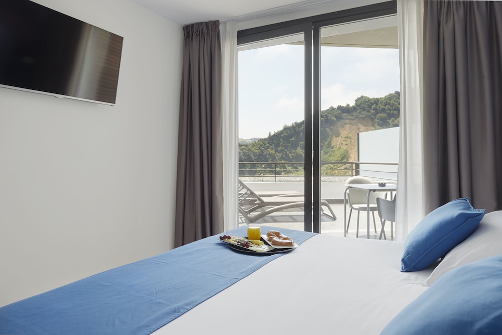 Deluxe Double Room, Terrace, Partial Ocean View photo 2