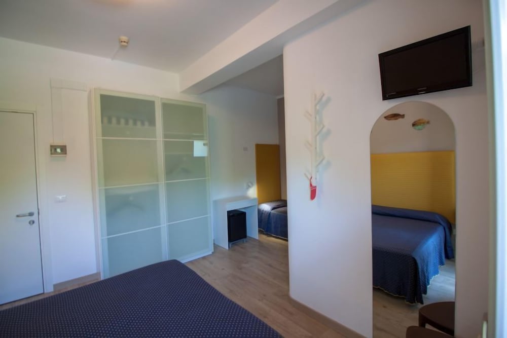 Standard Triple Room, Balcony photo 2