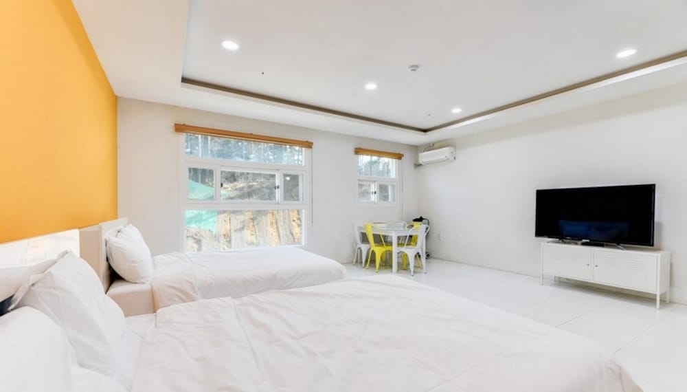 Room (4 person room 204)