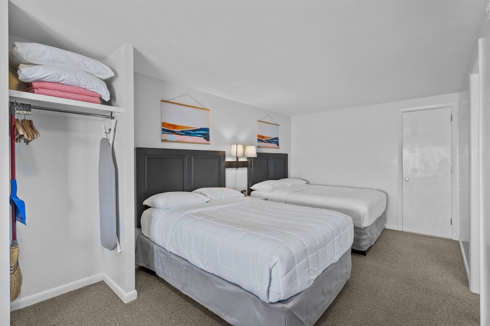 Room, 2 Double Beds, Ocean View photo 3