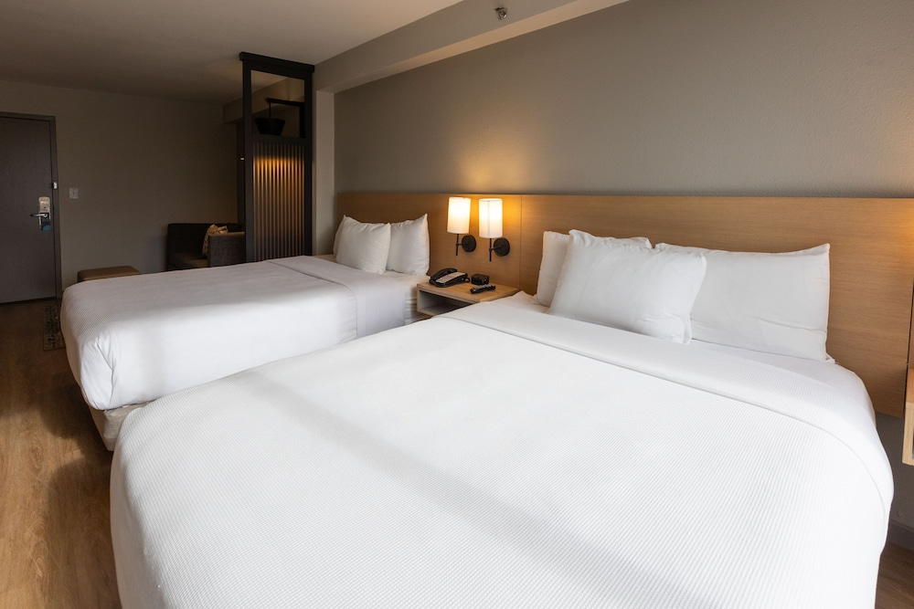 Room, 2 Queen Beds - Photo 3