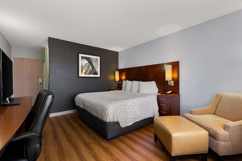 Standard Room, 1 King Bed, Non Smoking photo 2