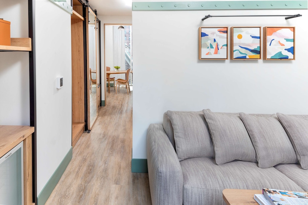 Suite, Corner - Photo 3