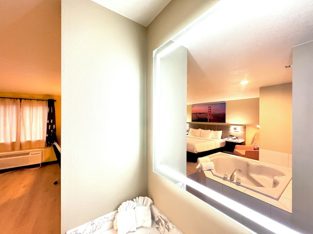 Business Suite, 1 King Bed, Non Smoking, Jetted Tub - Photo 1