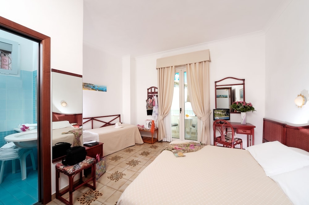 Classic Triple Room - Photo 2