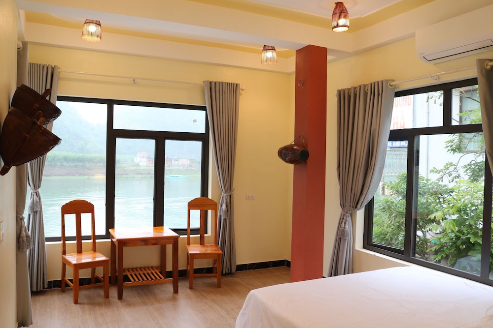 Deluxe Double Room, River & Mountain View photo 1