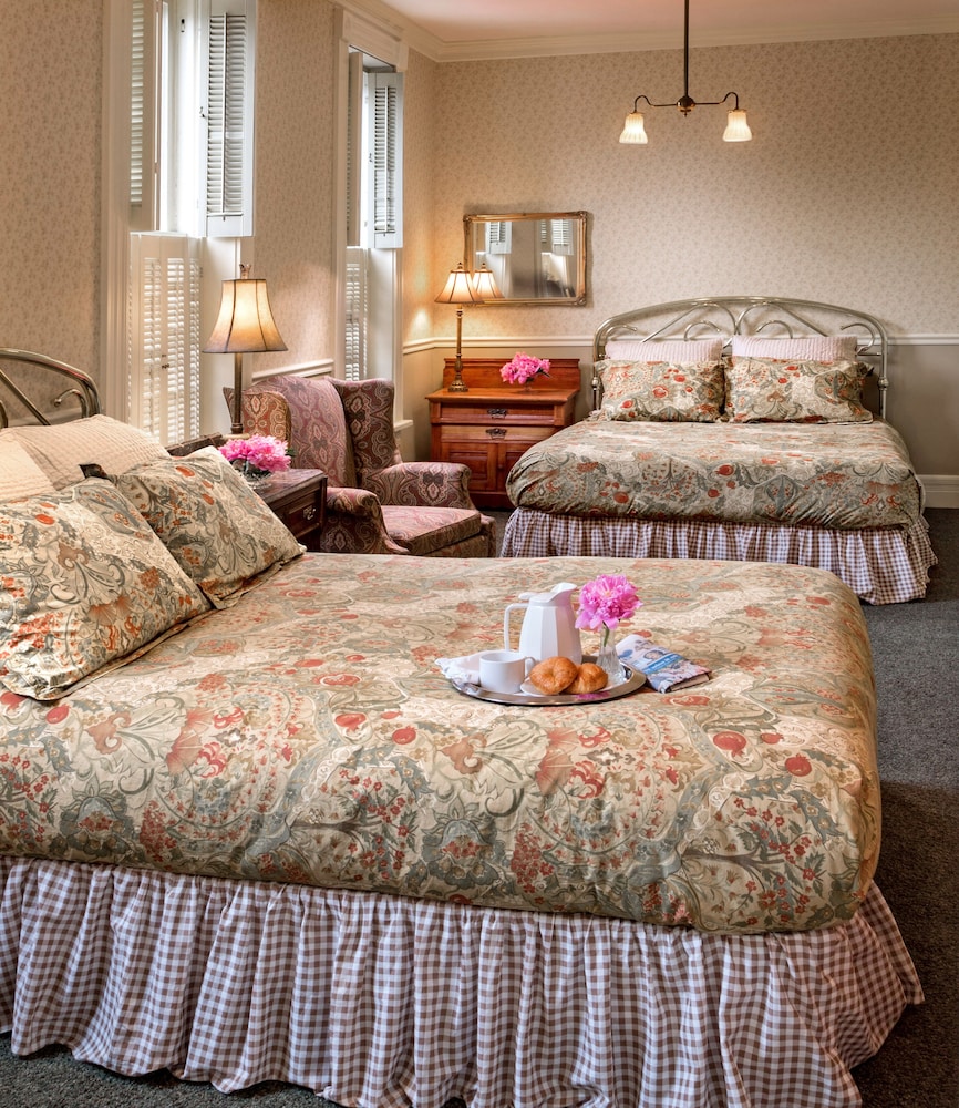 Room, 2 Queen Beds, Jetted Tub