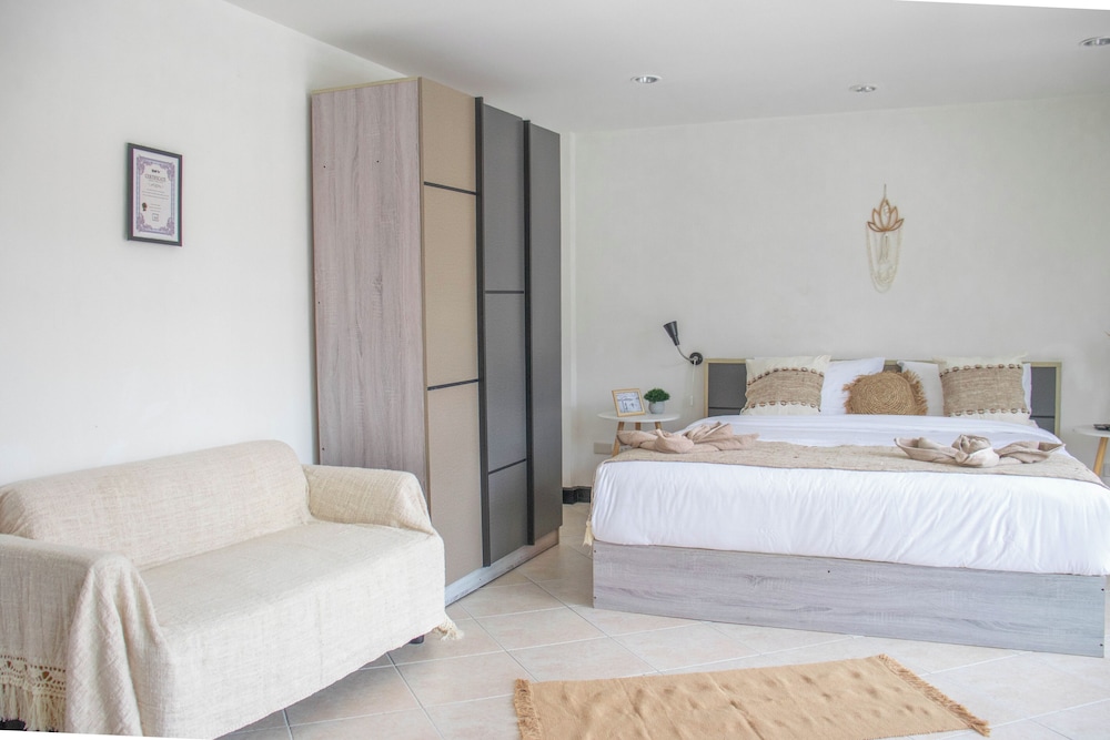 Deluxe Double Room with Bath - Photo 9