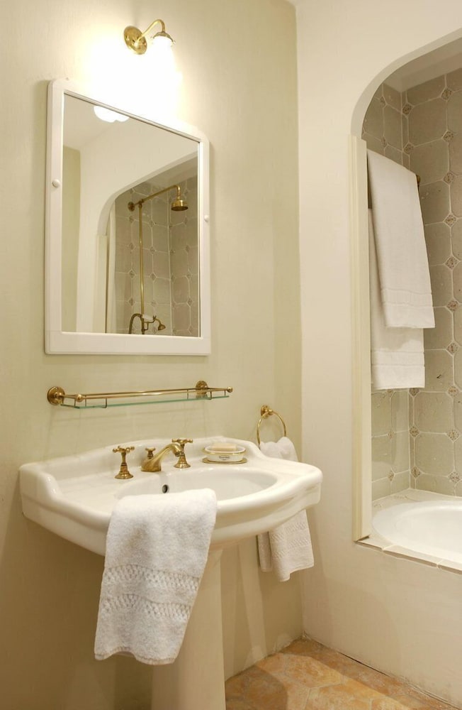 Classic Double Room (Abeilles) photo 2