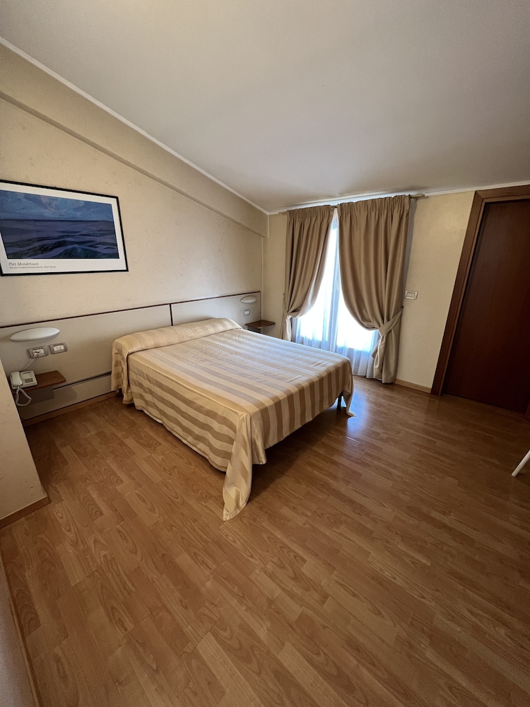 Business Double Room - Photo 4