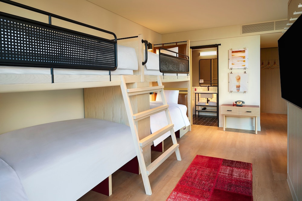 Room, Multiple Beds, City View - Photo 3