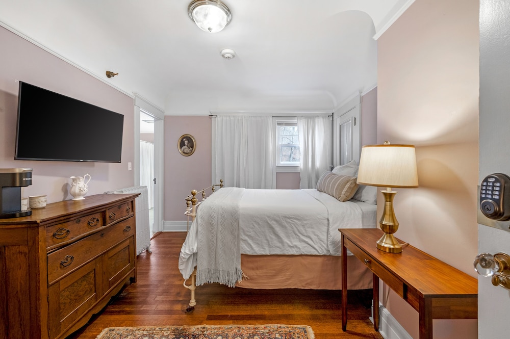 Mansion Room 3 photo 1