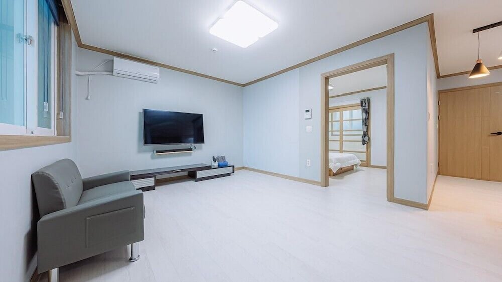Room (Room 101) - Photo 7