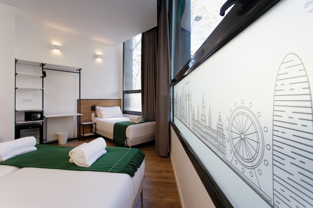 Superior Triple Room, City View photo 2