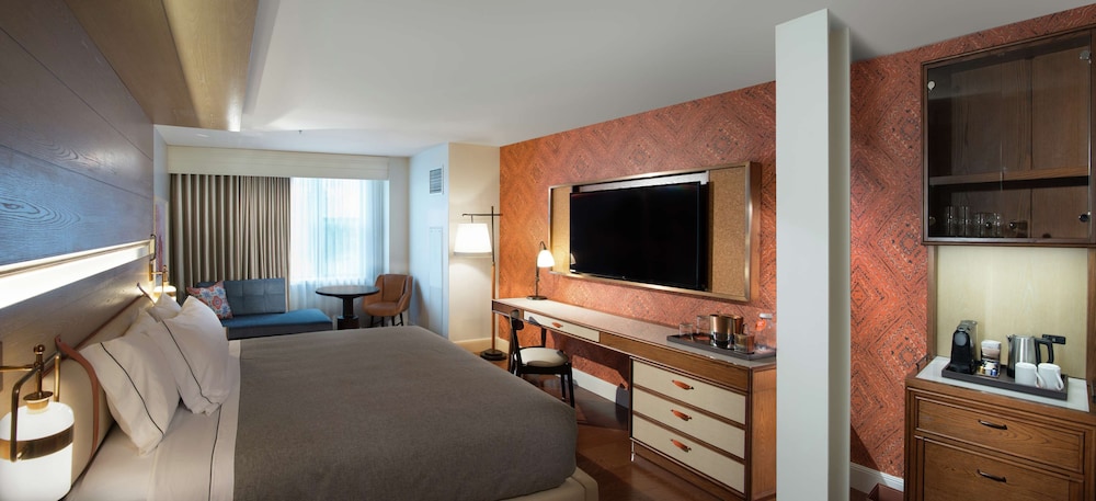 Premium Room, Multiple Beds - Photo 4
