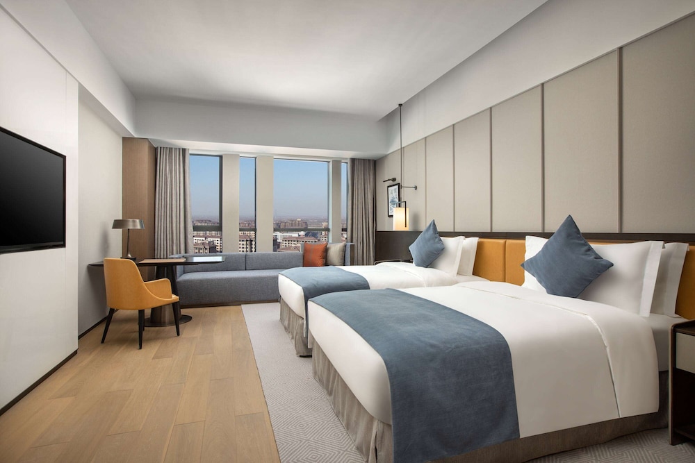 Family Suite, Non Smoking (1 King Bed and 1 Twin Bed) - Photo 1