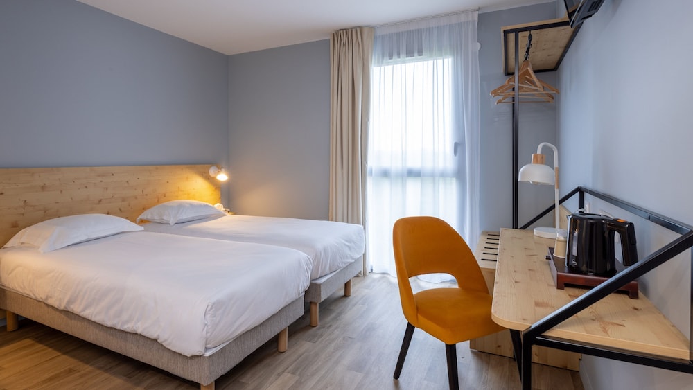 Standard Twin Room - Photo 1