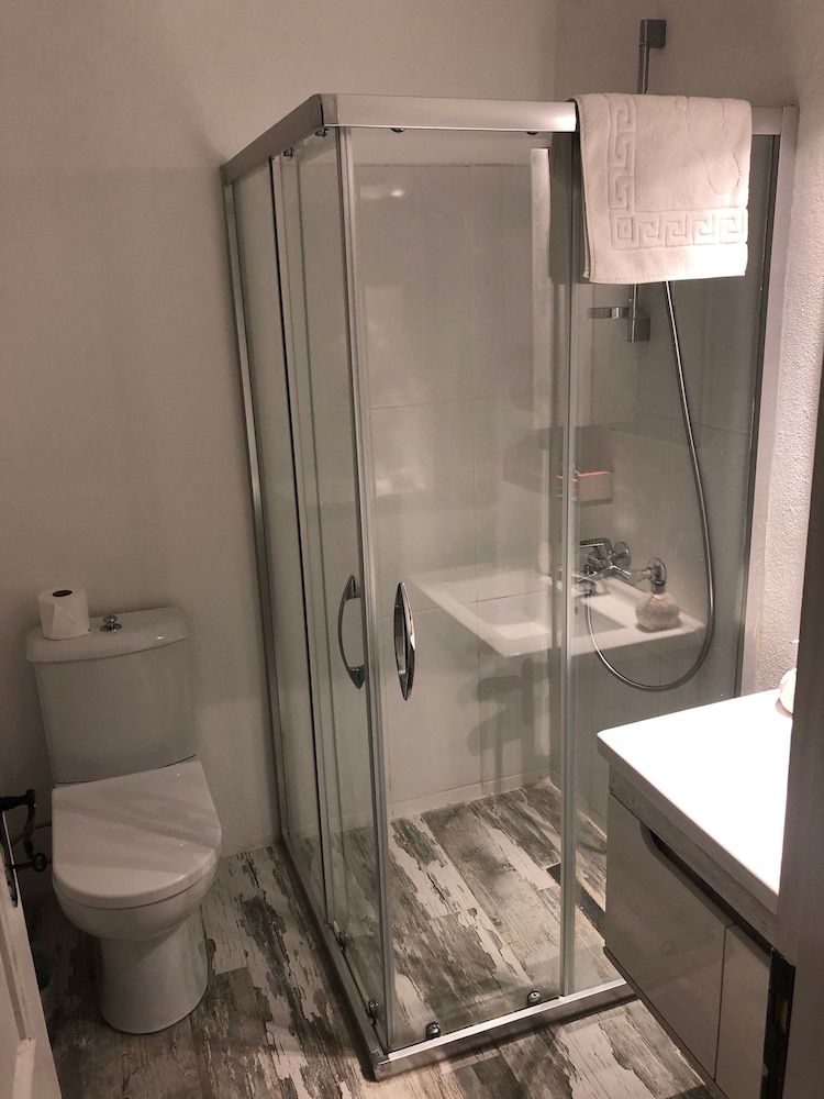 Economy Twin Room, 2 Twin Beds, No Windows, Ground Floor photo 3