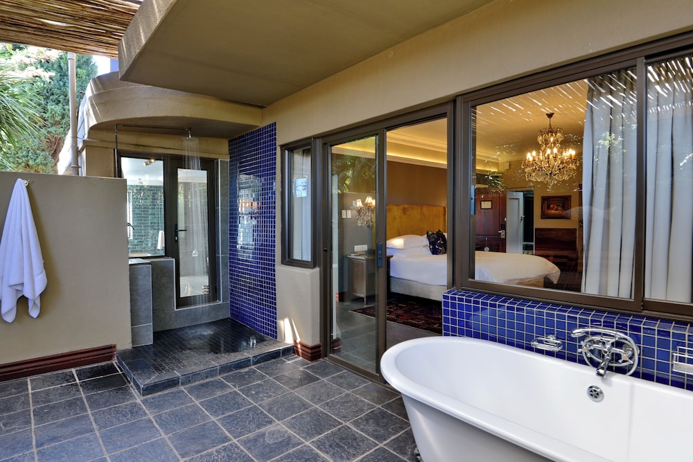 Luxury Suite with Private Jacuzzi - Photo 5