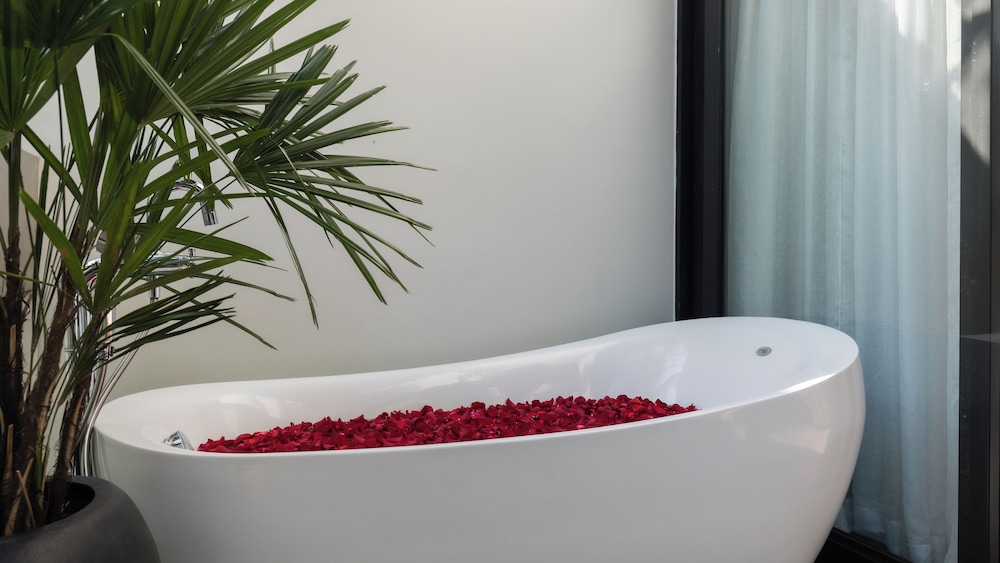 Landmark Room Free Laundry + Daily 60Min Massage + Mini Bar + Airport Pick-Up - Photo 9