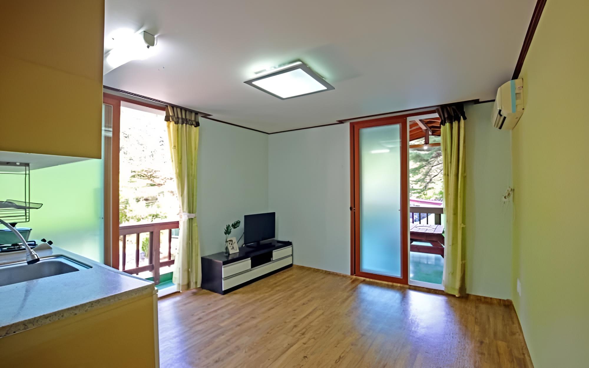 Room (Haneulnari)