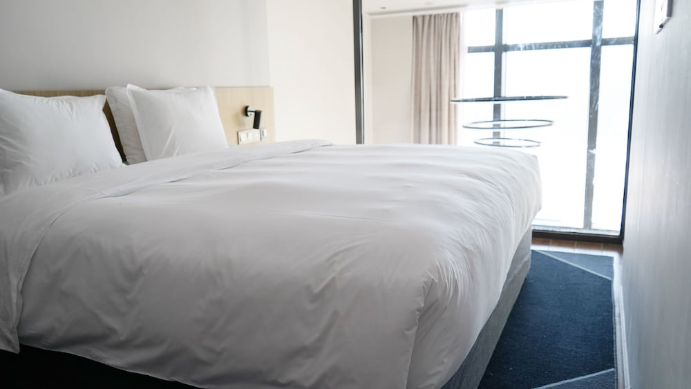1 King 1 BDRM Suite with Sofabed - Photo 2