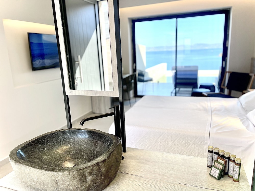 Superior Room with Private Pool and Sea View photo 3