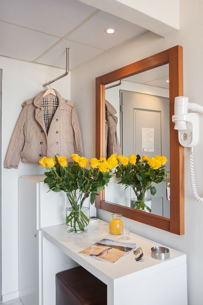 Double or Twin Room with Balcony - Photo 4