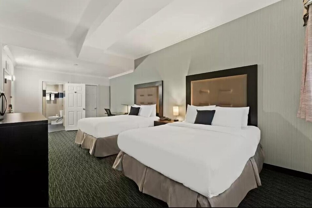 Standard Room, 2 Queen Beds, Non Smoking - Photo 2