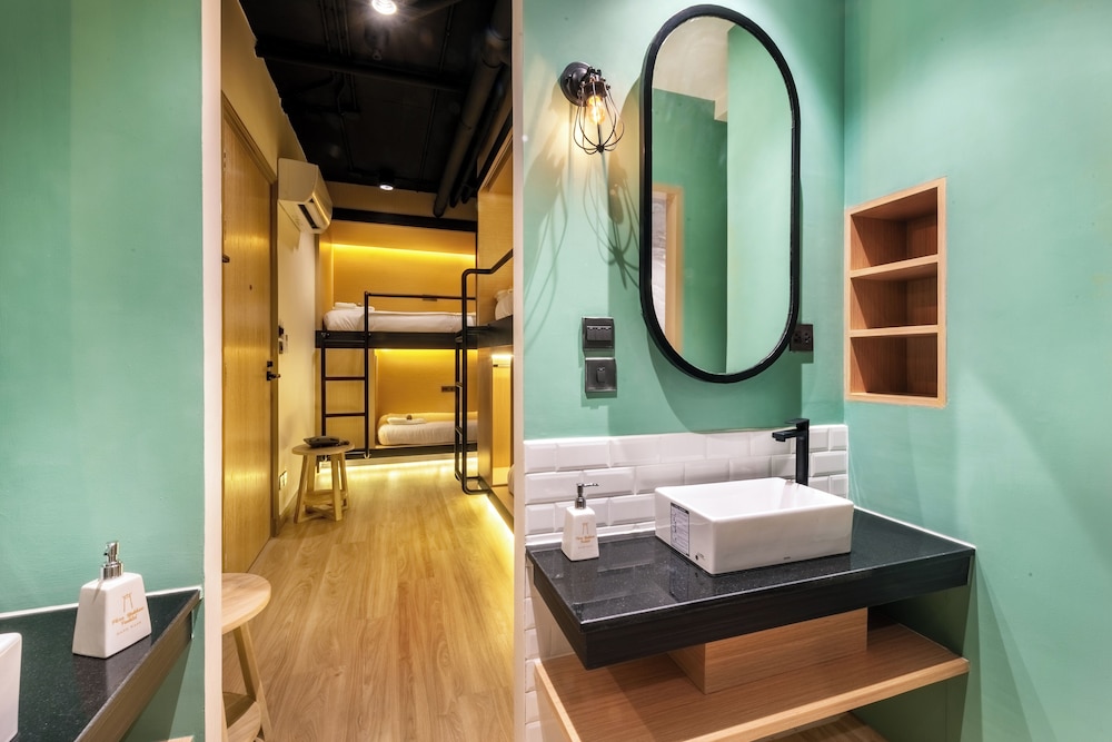 Basic Quadruple Room photo 2