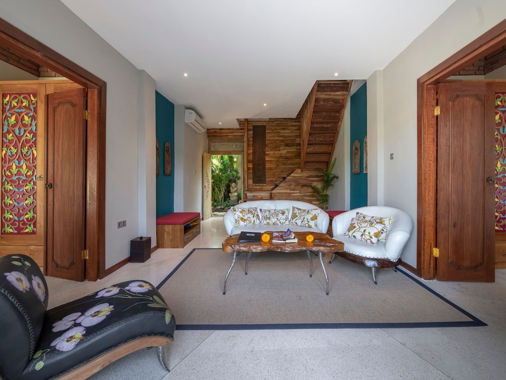 Ethnical Three Bedroom with Pool - Photo 7