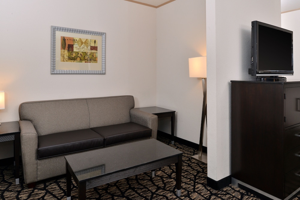 Suite, 1 Bedroom (2 Queen, Sofa Bed) - Photo 5
