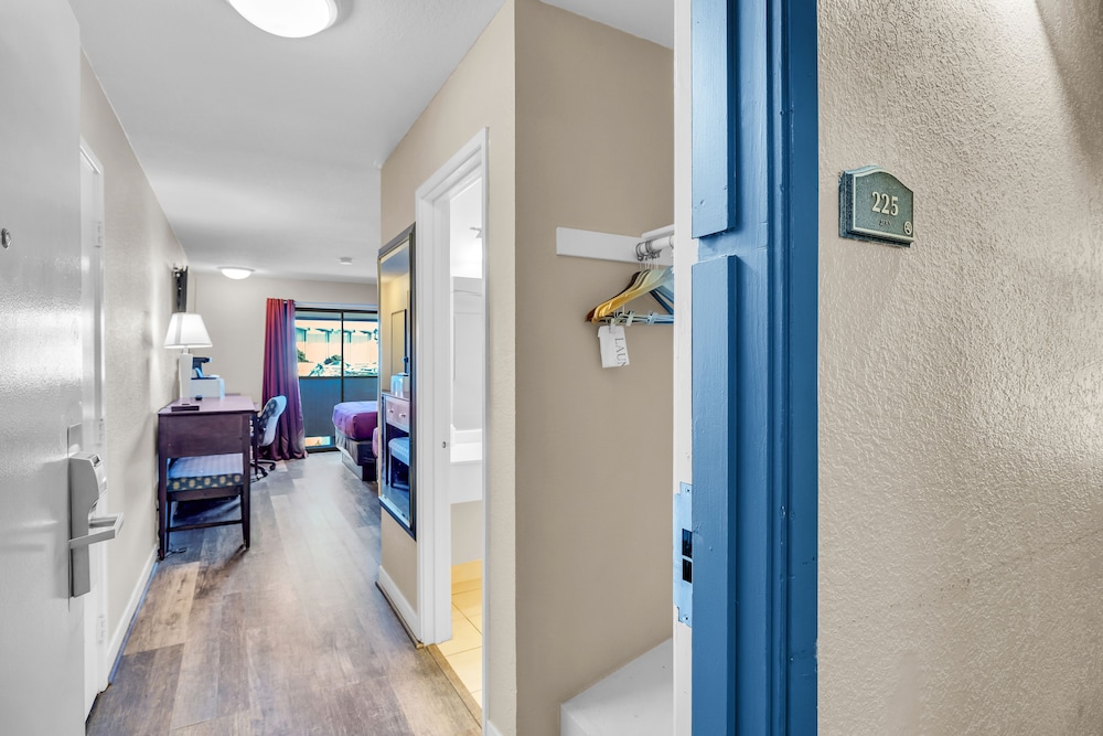 Standard Room, 2 Queen Beds, Balcony photo 1