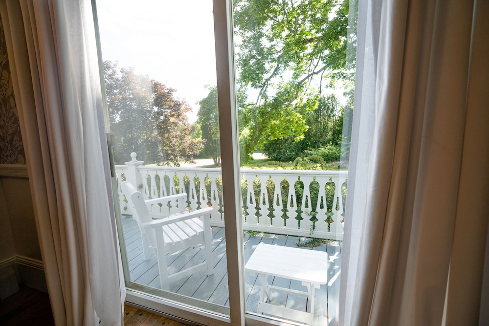Premium Room, 1 King Bed, Balcony, Garden View photo 2