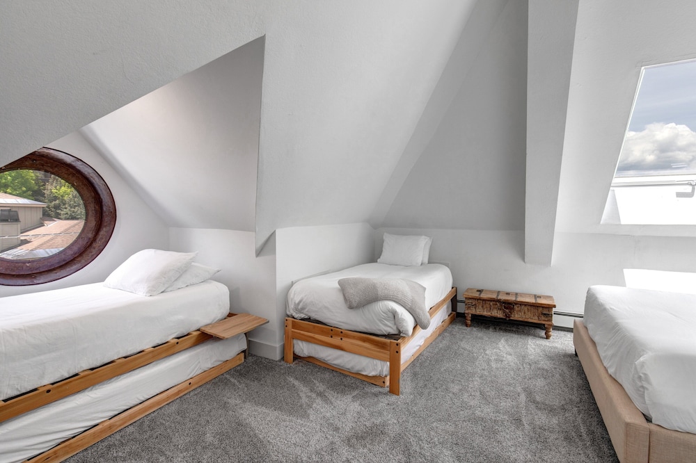 Deluxe Suite with spa bath and outdoor Hottub Caldera View - Photo 2